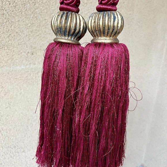 Elegant Burgundy Decorative Tassel with Antique Gold Cap - Picture 4 of 9